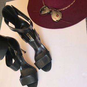Sandales Manolo Blahnik OLIGA 775 - Cuir Verni Blanc - Talon Haut - Bride Cheville - Taille 40 - Neufes Sans Boîte
